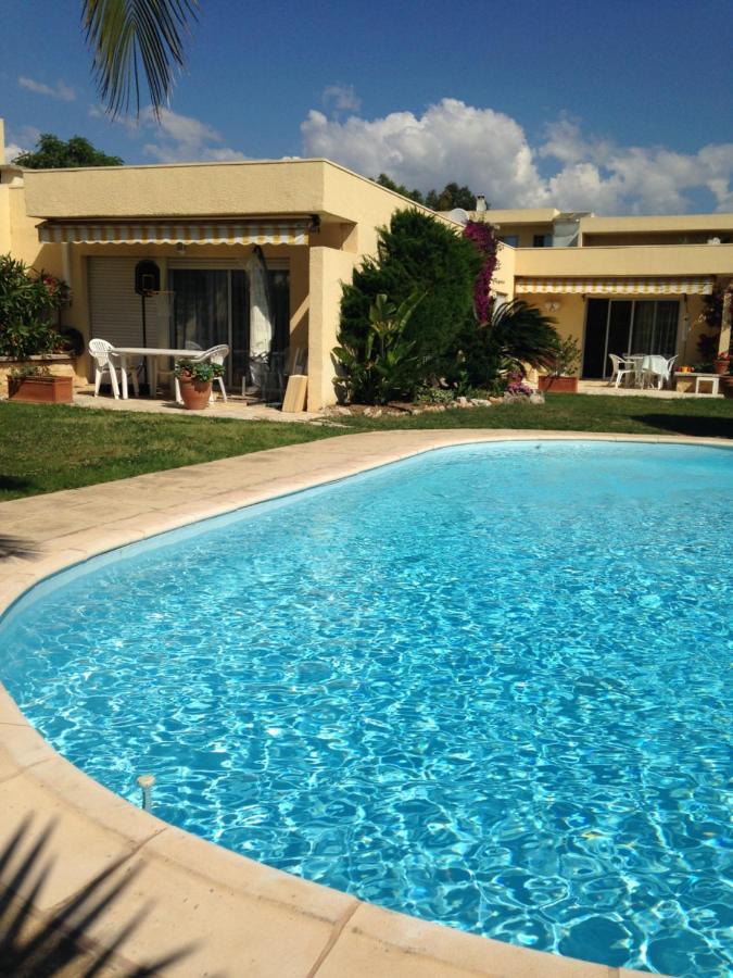Chambre Lit Queen-Size - Vue sur Piscine