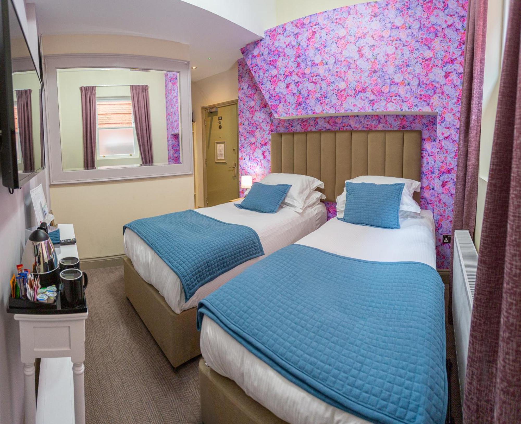 Twin Room Private Bathroom