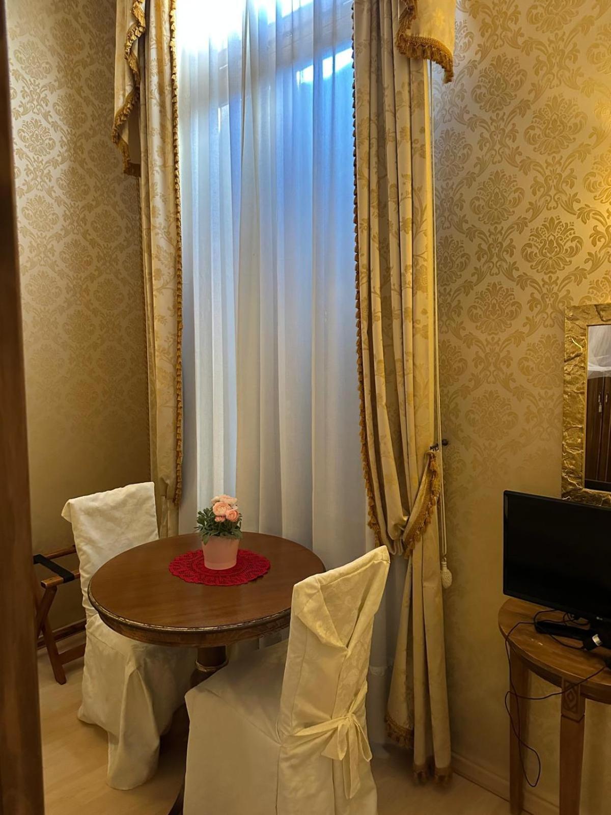 Camera Matrimoniale con Vista Giardino e Bagno Privato Esterno sul Corridoio