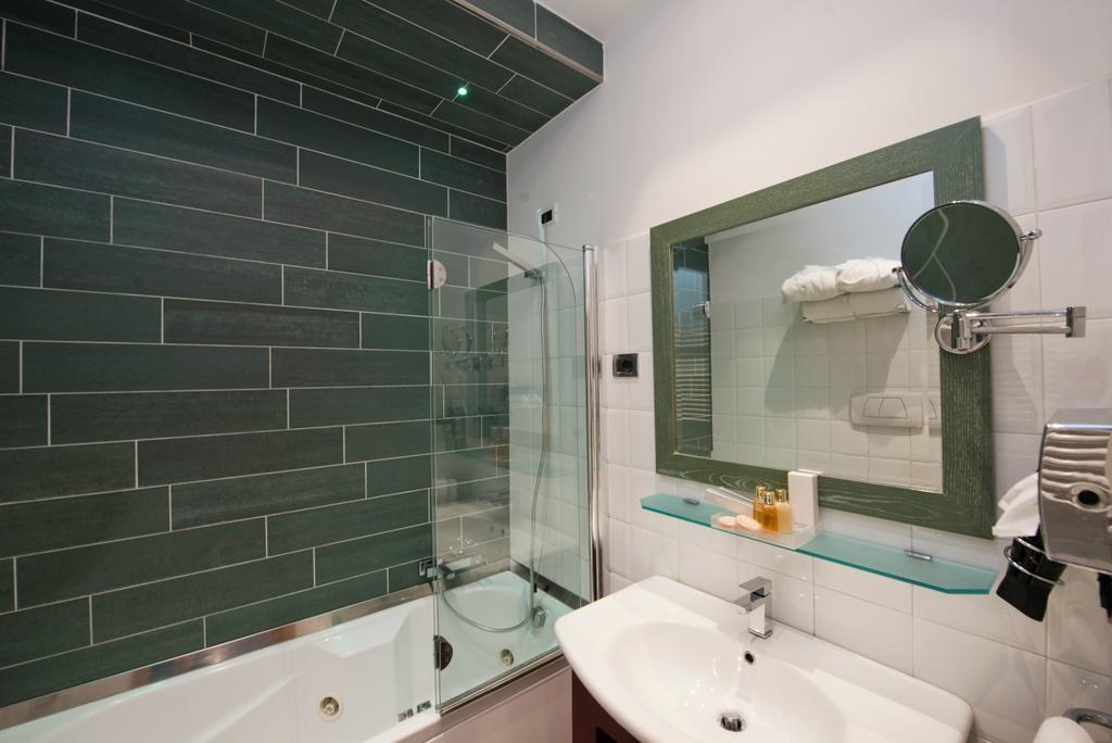 Deluxe Double or Twin Room with Spa Bath,205453066:JPEG