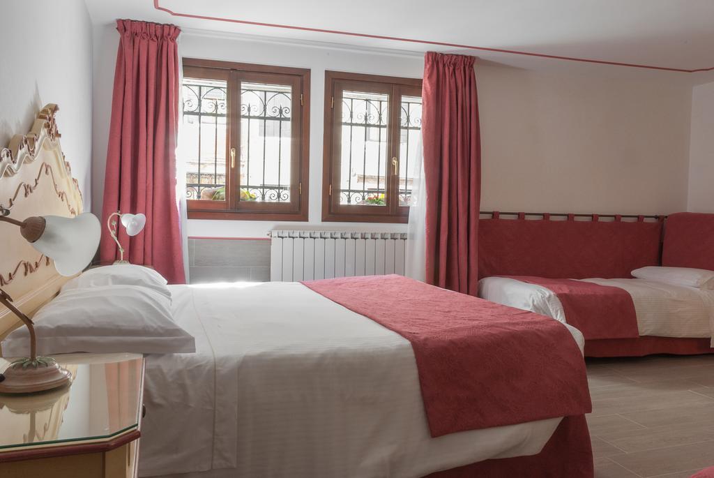 Chambre Triple - Vue sur Canal - Rez-de-Chaussée