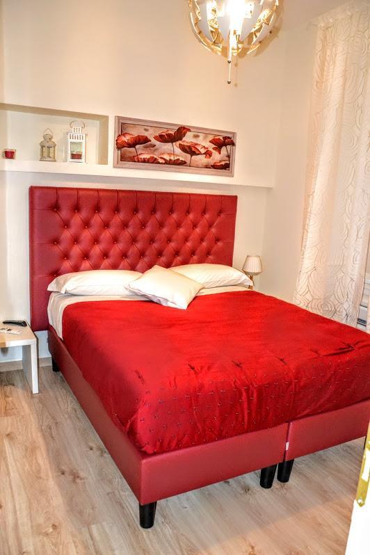 Small Double Room,526711767:JPEG