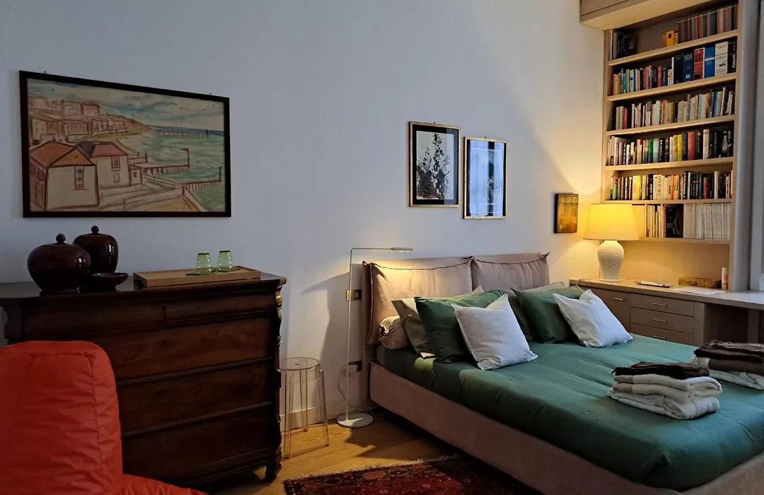 Casa Mari - Free Secure Parking, Breakfast, Private Bathroom, Wifi, Garden, Aircon, 5 Min Walk To Metro And Train Station-1