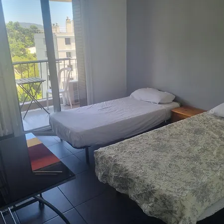 NEW CHEAP PRIVATE ROOM, KITCHEN , OVERWIEUW sea,TRAM on spot, 12 minutes from nice train station with tram , beach in 17 min tram , CHAMBRE PRIVÉE pas cher, cuisine équipée , tram sur place, APERÇU mer, 12 min de la gare de Nice avec le tram, 17 min-2