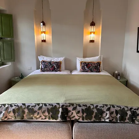 Riad Dar Adal exclusivité 2 à 6 personnes petit déjeuner compris place jemaa El fna-3