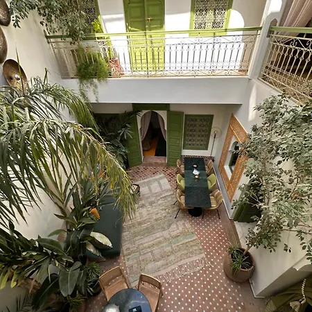 Riad Dar Adal exclusivité 2 à 6 personnes petit déjeuner compris place jemaa El fna-2
