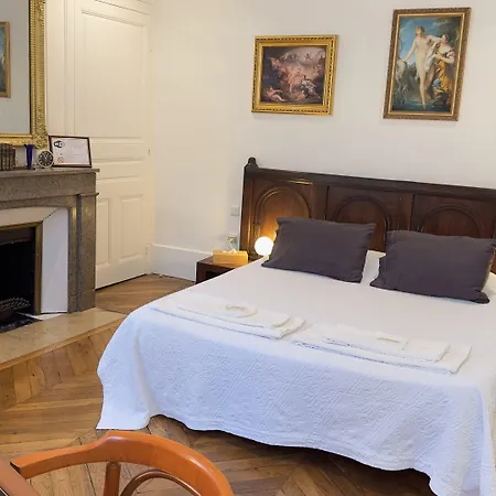 Chambre de charme au coeur du vieux Valence - Confort&Calme-3