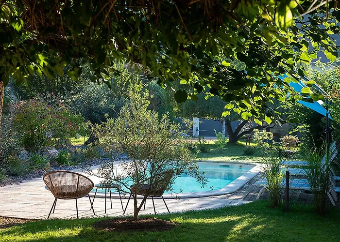 Bed and Breakfast O'Myosotis - 400m Centre Historique - Parking Gratuit - Piscine et Jardin à Sarlat