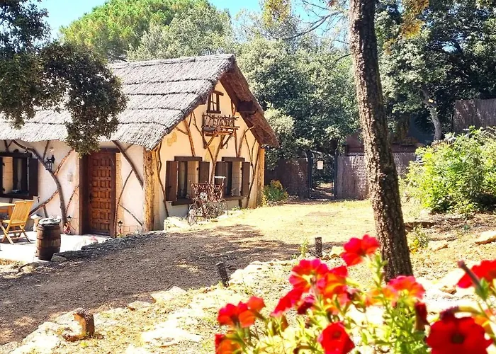 La chaumière de la forêt enchantée, week end insolite, avec jacuzzi privatif dans espace bien etre, et source dans le jardin Besse-sur-Issole