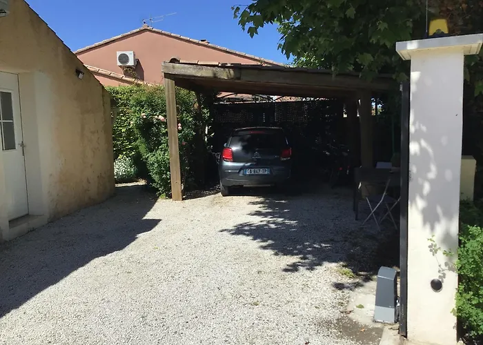 Une Chambre En Ville LʼIsle-sur-la-Sorgue