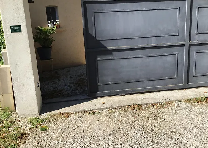 Une Chambre En Ville LʼIsle-sur-la-Sorgue