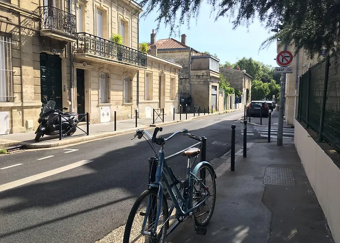 C'est une maison bleue - a blue lodge in Bordeaux
