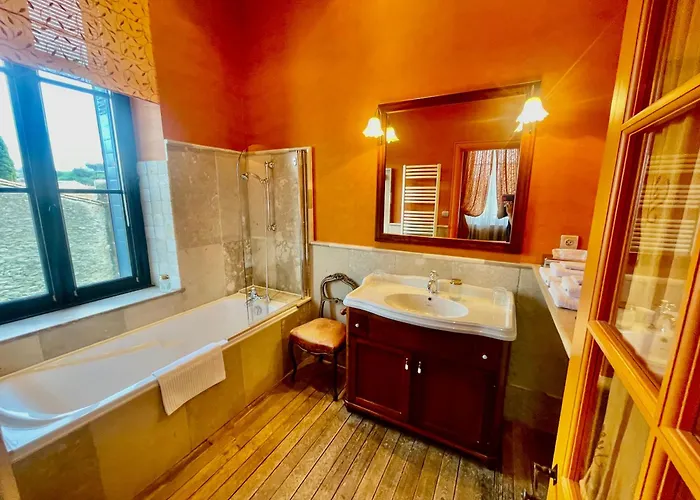 Chambre d'hôteDemeure Saint Louis Historic Manor, City 700M, Free Parking, A C, Clim, Wifi, City View, Garden