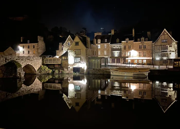 Manoir La Meffrais 1741- Parking Privé sur Place - B&B Élégant à 3 min de Dinan