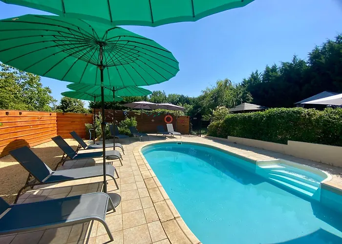 Domaine Ô Clair de Lune - Chambres d'Hôtes et Gîtes à Sarlat - Accès Cité Médiévale 5 minutes à pied - Parking - SPA&Massages en option - Piscine de saison